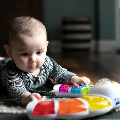 Miniatura 8 de Baby Einstein Glow & Discover - Juguete musical de barra de luz, estación de actividades, juguete para sentarse y boca abajo, juguete de aprendizaje