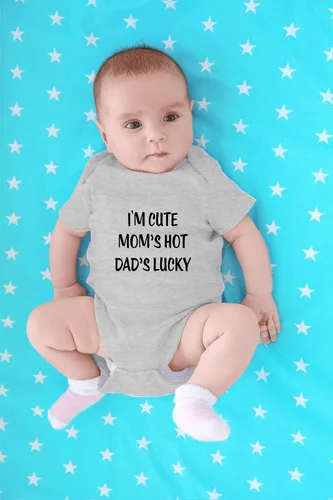 Miniatura 4 de Crazy Bros Tees Body de una pieza para bebé con texto en inglés "I'm Cute, Mom's Hot, Dad's Lucky