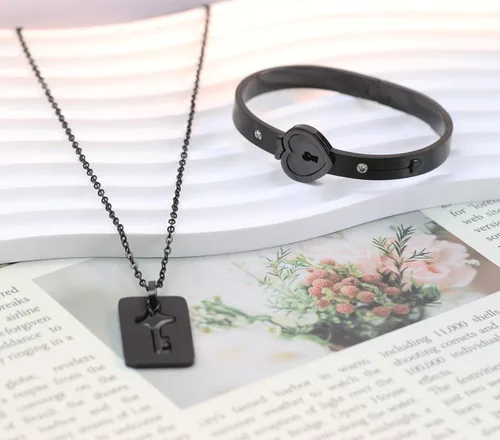 Miniatura 4 de MYNENEY Juego de pulsera con cerradura y llavero para parejas, brazalete de corazón de acero inoxidable para hombres y mujeres, regalo romántico
