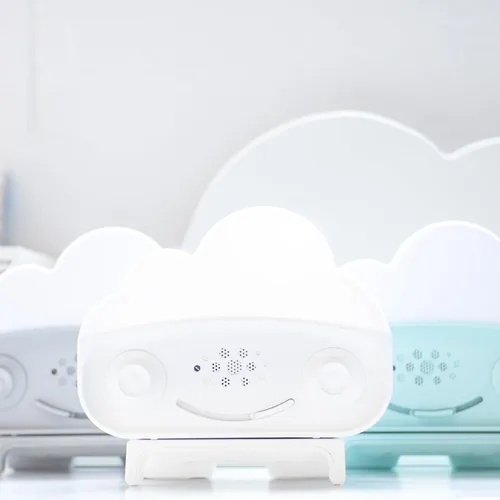 Miniatura 2 de Happiest Baby SNOObie - Máquina inteligente de ruido blanco, máquina de sonido portátil para bebés con luz nocturna, 12 sonidos relajantes