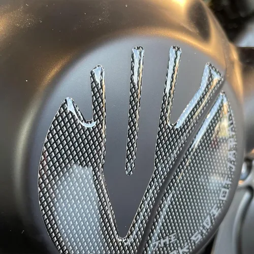 Miniatura 4 de Resin Bike Adhesivos 3D para motocicleta compatibles con Yamaha MT-09 2022. Protectores laterales del tanque contra impactos y arañazos. Par