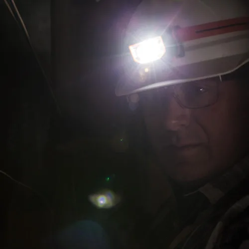 Miniatura 6 de Klein Tools Luz LED 56220, faro de casco duro, luz de inundación y foco se inclina 45 grados, correa antideslizante, para trabajo y senderismo al