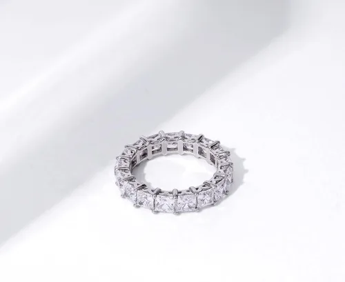 Miniatura 4 de Tienda Essentials Anillo de plata de ley con corte princesa hecho con circonita cúbica Infinite Elements (anteriormente colección Tienda)