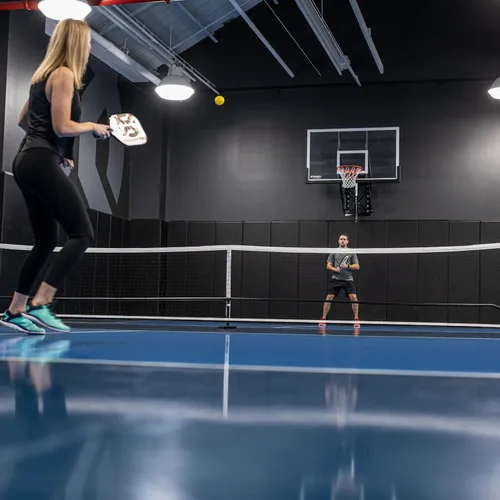 Miniatura 13 de ONIX Pickleball 2 en 1 Juego de red portátil de tamaño reglamentario y red de práctica incluye estuche de transporte con ruedas