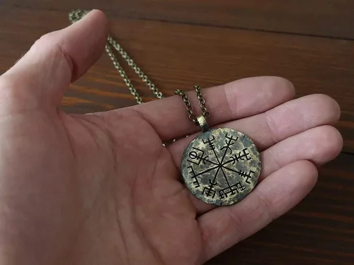 Miniatura 6 de Baldur Jewelry Collar de brújula Vegvisir con textura martillada a mano hecha a mano Colgante de latón Cadena de 22 pulgadas Joyería vikinga