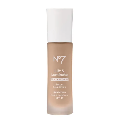 Miniatura 10 de No7 Lift & Luminate Base de suero de triple acción, maquillaje líquido con SPF 15 para una base húmeda y brillante, fórmula radiante para piel 07