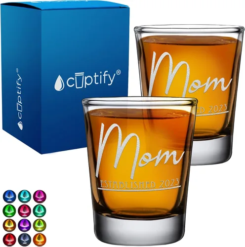 Miniatura 36 de Cuptify Regalos para baby shower, para la nueva mamá, EST 2023, 2 onzas, con fondo negro, juego de 2 vasos grabados para fiesta, regalo