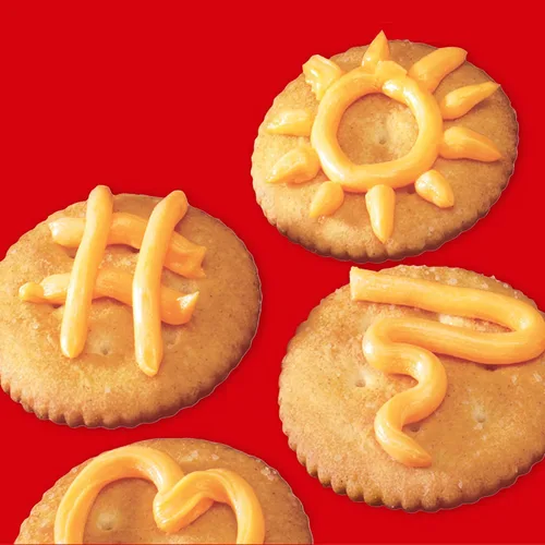 Miniatura 4 de RITZ Galletas Originales y Queso Fácil Cheddar, paquete variado de aperitivos, 1 caja de tamaño familiar y 2 latas
