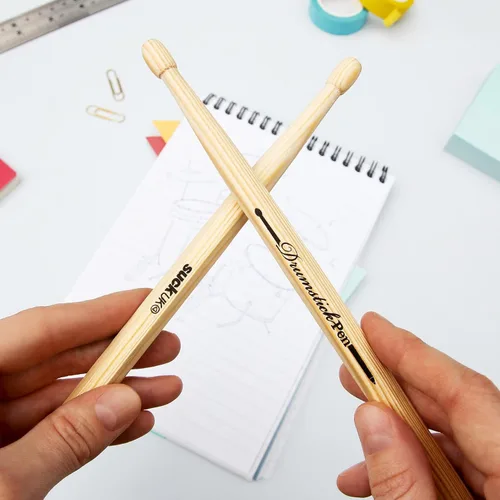 Miniatura 5 de Suck UK Bolígrafos en forma de baquetas - Regalos de batería originales para hombres y amantes de la música - Bolígrafo con forma de baqueta