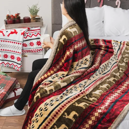 Miniatura 4 de PAVILIA - Manta de Navidad Premium de sherpa, diseño de cabaña verde y roja con estampado de reno, ultra suave, reversible, de forro polar y sherpa