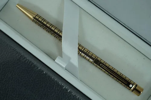 Miniatura 4 de Sheaffer Cross Rare Made in the USA Signature Targa Diamond Medici Crosshatched Bolígrafo de barril de oro de 22 quilates y diario a juego