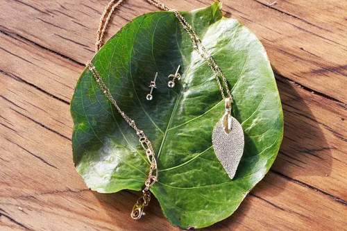Miniatura 38 de Joyas de hoja de oro rosa y plata para mujer. Pendientes de hoja natural y collares circulares colgantes. Elegantes conjuntos de joyas colgantes.
