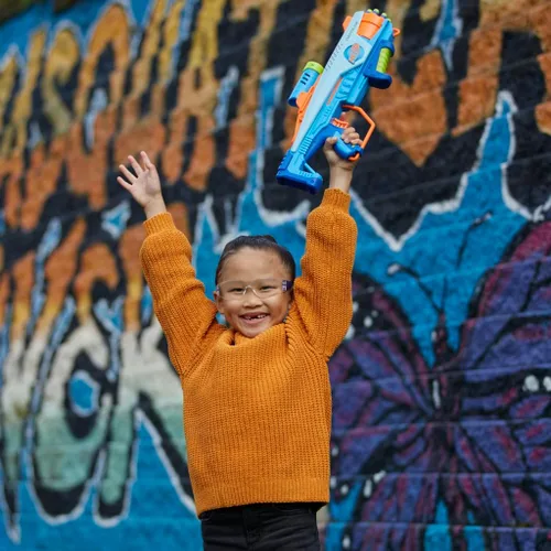 Miniatura 9 de Elite Junior Rookie Pack, lanzador de espuma de juguete fácil de jugar, 32 dardos Nerf Elite, 4 objetivos, Nerf Blasters para juegos al aire libre