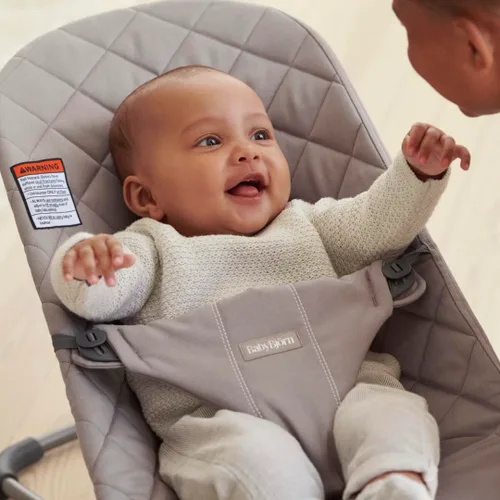 Miniatura 11 de BabyBjörn Bouncer Bliss, Gris Arena, Tejido, Colchón Clásico de Acolchado Asiento Ajustable de Mecedora para Bebé de 2 en 1 y Silla para Niño