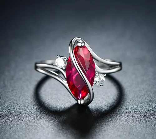 Miniatura 2 de Barzel - Anillo chapado en oro rosado y oro blanco con rubí sintético, ópalo de fuego blanco y detalles en circonia cúbica