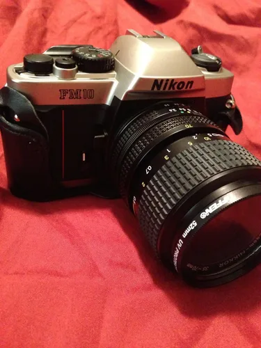 Nikon Kit de cámara SLR FM-10 de 1.378 in con lente de zoom F3.5-4.8 de 1.378-2.756 in y estuche para cámara