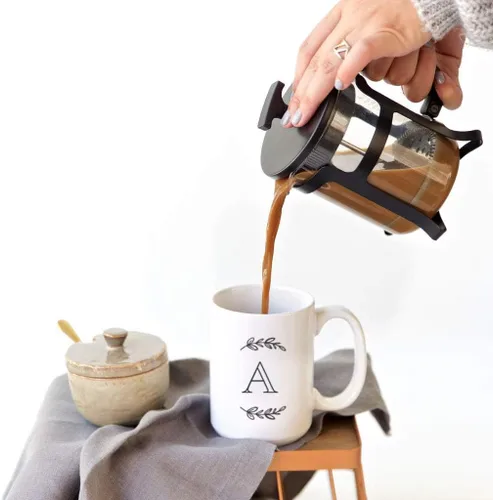Miniatura 3 de The Cotton & Canvas Co. Manhattan Wreath - Taza de café personalizada con monograma inicial con letra A, taza de café de cerámica de porcelana. Para