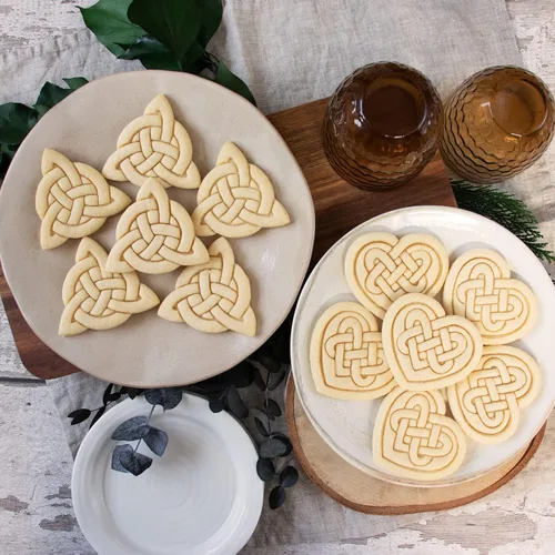 Miniatura 3 de Juego de 2 cortadores de galletas Celtic Triquetra (Diseños: Celtic Heart y Triquetra), 2 piezas - Bakerlogy