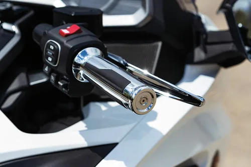 Miniatura 2 de Kuryakyn 6764 Omni Puños para Manillar Acelerador y Embrague: Honda Gold Wing GL1800 2018-19 con empuñaduras calefactables, cromado, 1 par
