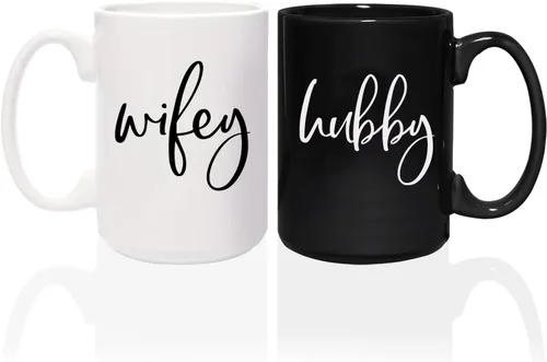 Canopy Street Wifey And Hubby - Juego de tazas a juego con dos tazas de cerámica grandes de 15 onzas de color blanco y negro, divertido juego de