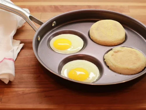 Miniatura 4 de TECHEF - Sartén para huevos antiadherente, sartén de aluminio Plett, sartén para 4 huevos para el desayuno perfecto, panqueques, hamburguesas y más