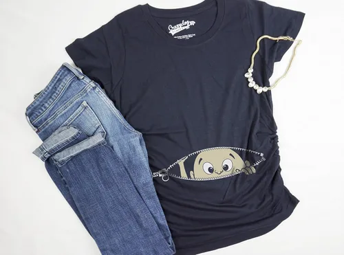Miniatura 25 de Remera para futura mamá, con diseño simpático de bebé asomándose. Remera simpática para futura mamá.