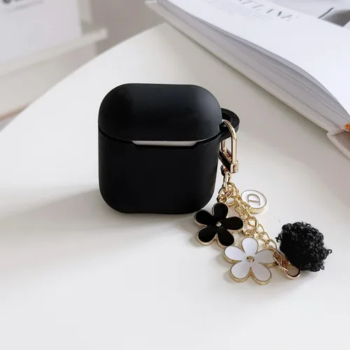 Miniatura 4 de Bonita funda negra para Airpods de 2ª/1ª generación para niñas y mujeres, con llavero de pompón de flores y kit de limpieza, funda protectora tipo