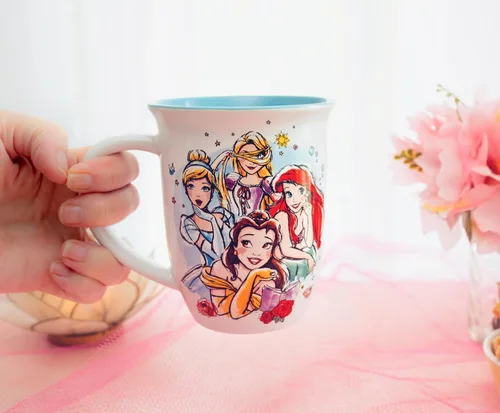 Miniatura 5 de Taza de cerámica de borde ancho Silver Buffalo Disney Princess “I Woke Up Like This” con Belle, Cenicienta, Ariel y Rapunzel, 16 onzas Blanco