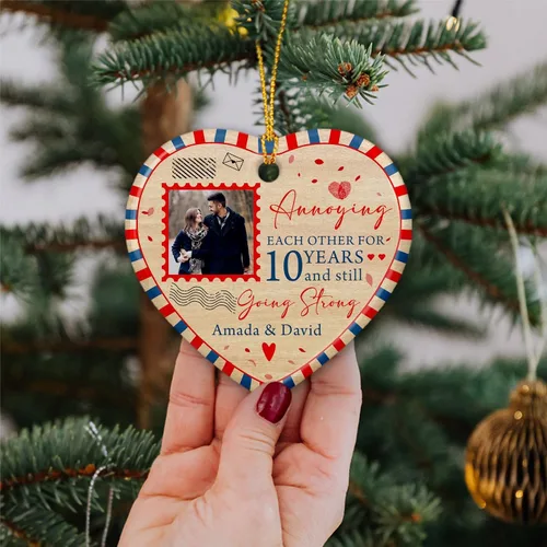Miniatura 2 de Adorno de Navidad personalizado con foto de pareja 2025 con cualquier imagen, adorno de Navidad molesto, carga cualquier foto, adorno de cerámica