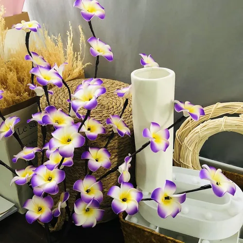 Miniatura 9 de Paquete de 2 ramas de flores artificiales de plumeria, ramo de berenjenas ligeras falsas de Frangipani para decoración romántica del hogar (morado)