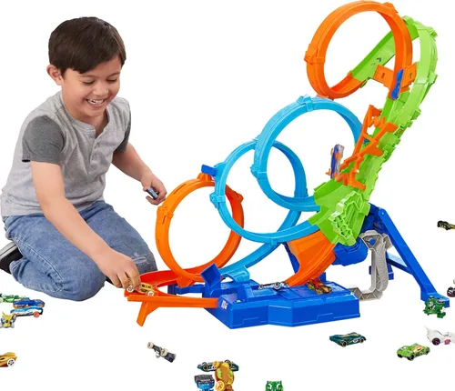 Hot Wheels Juego de pista con 4 bucles, zona de choque de 3 vías y refuerzo motorizado, se pliega para almacenamiento, con auto de juguete a escala