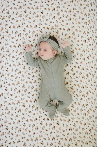 Miniatura 3 de Sábana de cuna de muselina Autumn Bloom de Mebie Baby, sábanas suaves y transpirables para bebés, ropa de cama moderna y neutral para cunas, sábana