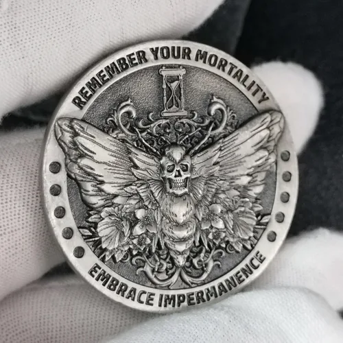Miniatura 6 de Memento Mori Carpe Diem - Moneda de desafío de alto relieve – Ficha de recordatorio estoico de calavera y polilla, acabado plateado antiguo
