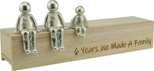 Idea para el 6º aniversario – 6 Years We Made A Family Metal Ornament – Elige tu combinación familiar (1 niño)