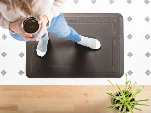 Miniatura 12 de WeatherTech ComfortMat, 24 x 36 pulgadas Antifatiga Comfort Mat, patrón de fibra de carbono, marrón Beige Bronceado