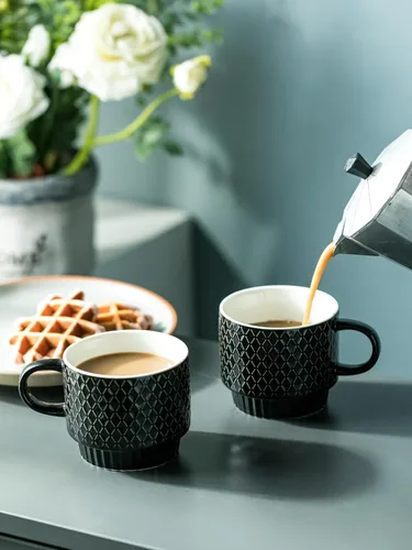 Miniatura 7 de LYEOBOH Juego de 4 tazas de café apilables con estante y cucharas, juego de tazas de café de 13 oz, juego de tazas demitasse de cerámica con relieve