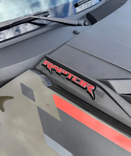 Miniatura 13 de Insertos de emblema para capó - Compatible con Ford F-150/Bronco Raptor 2021-2026 * Color OE: plata icónica
