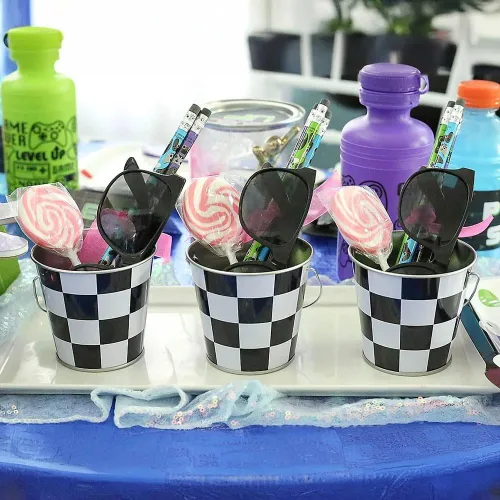 Miniatura 2 de Fun Express Mini cubos a cuadros en blanco y negro, perfectos para fiestas temáticas de autos de carreras, decoraciones y juegos, ideal