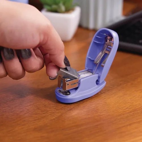 Miniatura 4 de Swingline Minigrapadora, Tot, capacidad para 12 hojas, incluye removedor de grapas integrado y 1000 grapas estándar, morado - S7079173 Púrpura