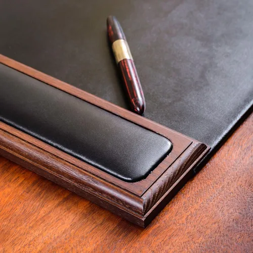Miniatura 6 de DACASSO Almohadilla de escritorio de madera y cuero con rieles laterales, protector de escritorio de cuero de lujo para escribir, protector nogal