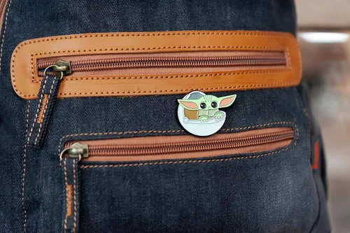 Miniatura 4 de Star Wars The Mandalorian The Child Baby Yoda In Carriage Esmalte Pin Toynk Exclusivo, Metal, Sin gemas.