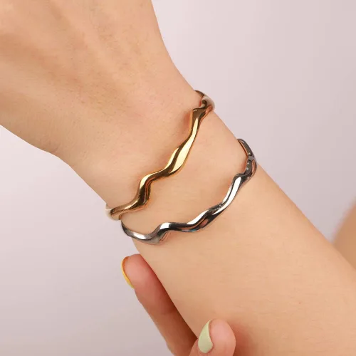 Miniatura 3 de Kercisbeauty Juego de 2 pulseras de acero inoxidable martilladas de plata y oro, brazalete abierto, joyería diaria para mujeres y niñas
