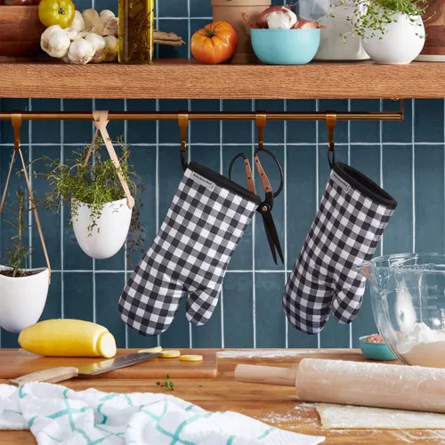 Miniatura 2 de KITCHENAID Juego de 2 manoplas de horno Gingham, negro mate, 7 x 13 pulgadas