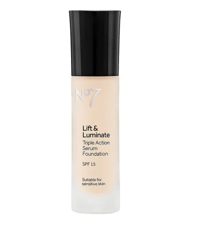 Miniatura 11 de No7 Lift & Luminate Base de suero de triple acción, maquillaje líquido con SPF 15 para una base húmeda y brillante, fórmula radiante para piel 07