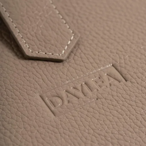 Miniatura 9 de Cartera de cuero genuino para mujer con protección RFID, cartera plegable para teléfono celular, con cremallera, diseño delgado, con múltiples