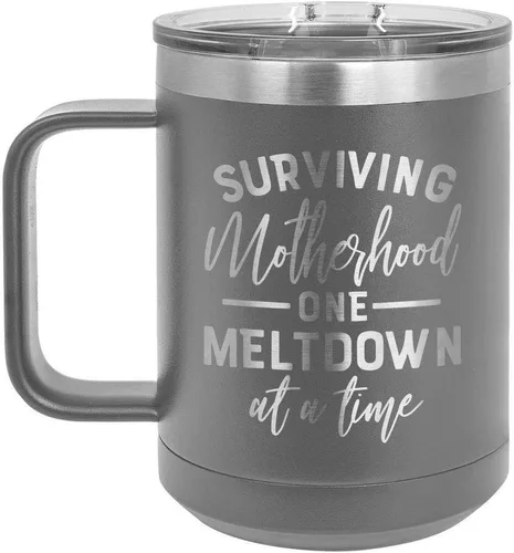 Taza de café con tapa superior deslizante de 15 onzas, con texto en inglés "SURVIVING MOTHERHOOD ONE METDOWN AT A TIME" | Taza de café de viaje