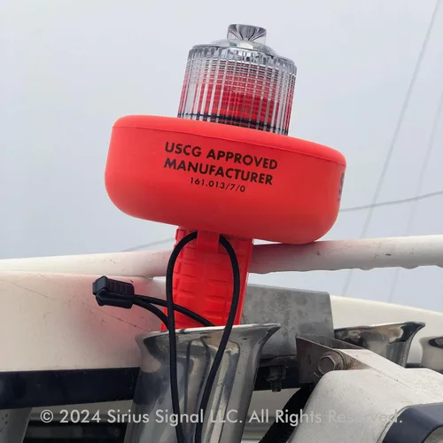 Miniatura 4 de Sirius Signal C-1003 SOS - Señal de socorro LED, reemplazo electrónico de llamarada, aprobado por USCG, incluye bandera diurna y silbato Señal SOS