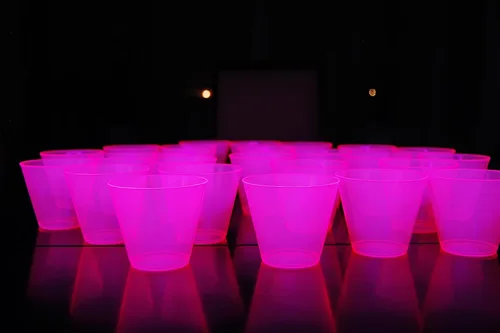 Miniatura 10 de DIRECTGLOW LLC Copas de fiesta de 25 quilates reactivas a la luz negra de 9 onzas con 5 globos de luz negra (multicolor)