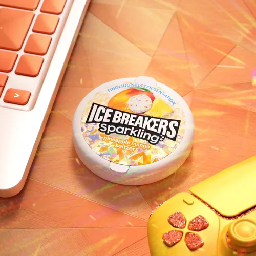 Miniatura 6 de ICE BREAKERS Sparkling Pineapple Mango Seltzer Latas de mentas sin azúcar, 1.5 oz (8 unidades)