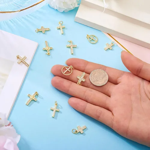 Miniatura 2 de Pandahall - 12 dijes de cruz chapados en oro de 18 quilates, circonita cúbica, colgantes pequeños religiosos con anillos de salto para hacer joyas